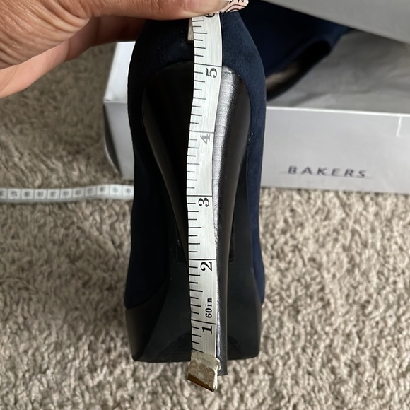 Navy blue heel! Unique style! Size 6 1/2 - Picture 7 of 7